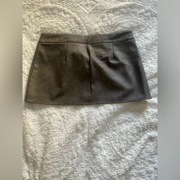 ❌SOLD ❌ NWT Edikted Ziva Faux Leather Mini Skirt - Picture 3 of 5